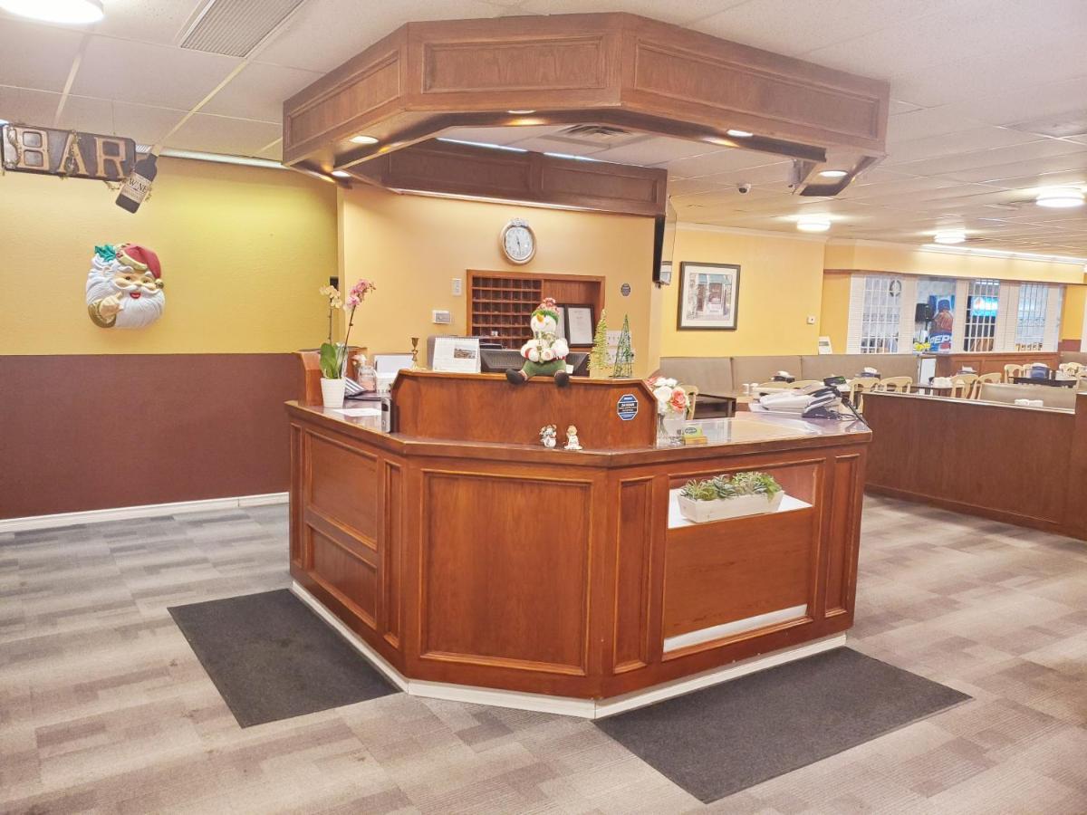 Moosomin Country Squire Inn Extérieur photo
